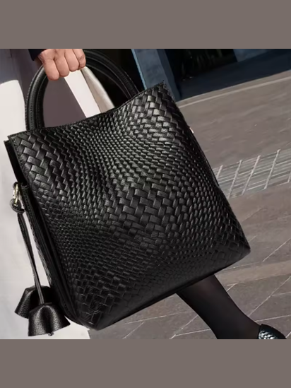 Simply Chic Leather Handbag